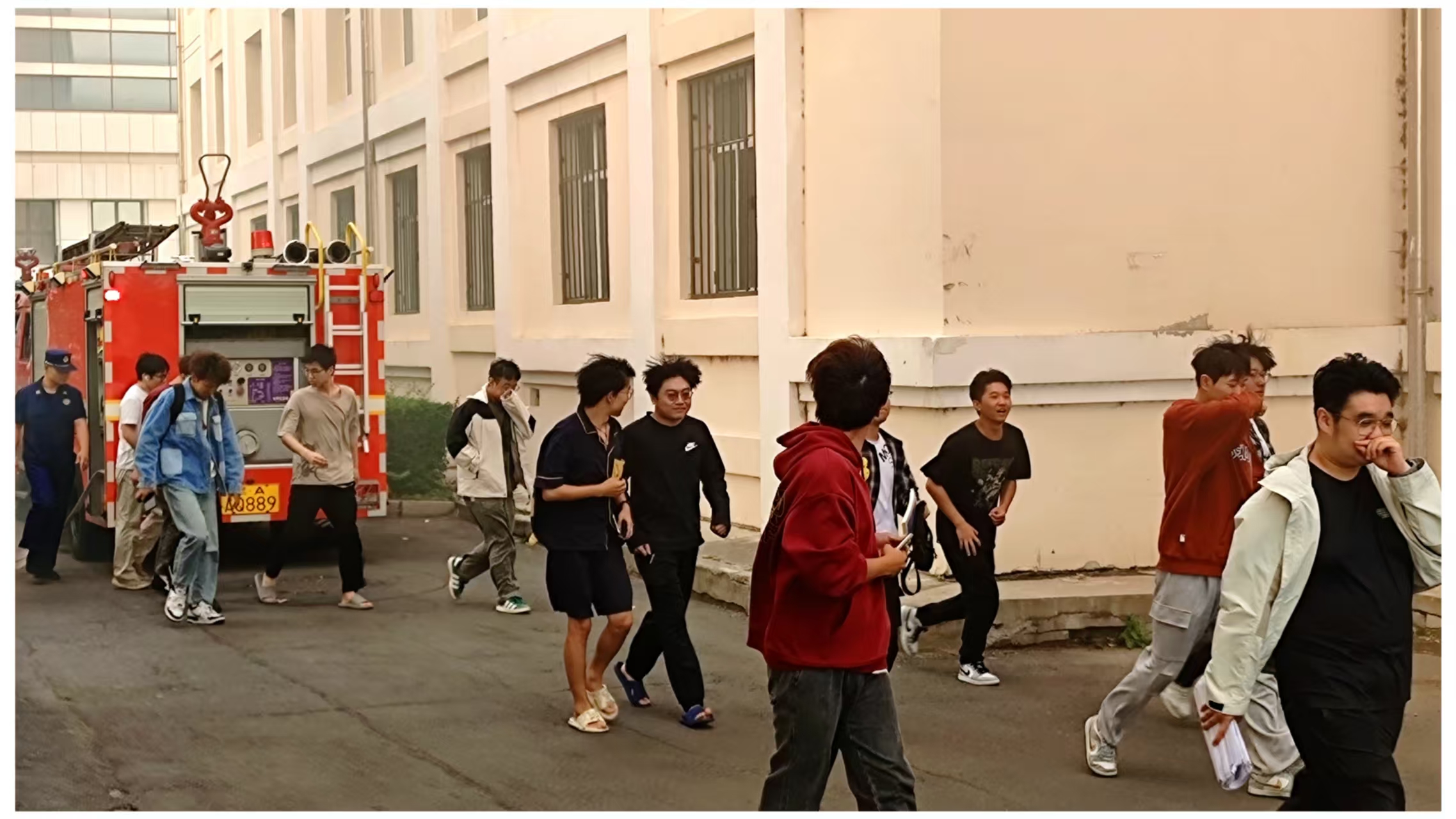 学校举行2025年秋季消防疏散演练