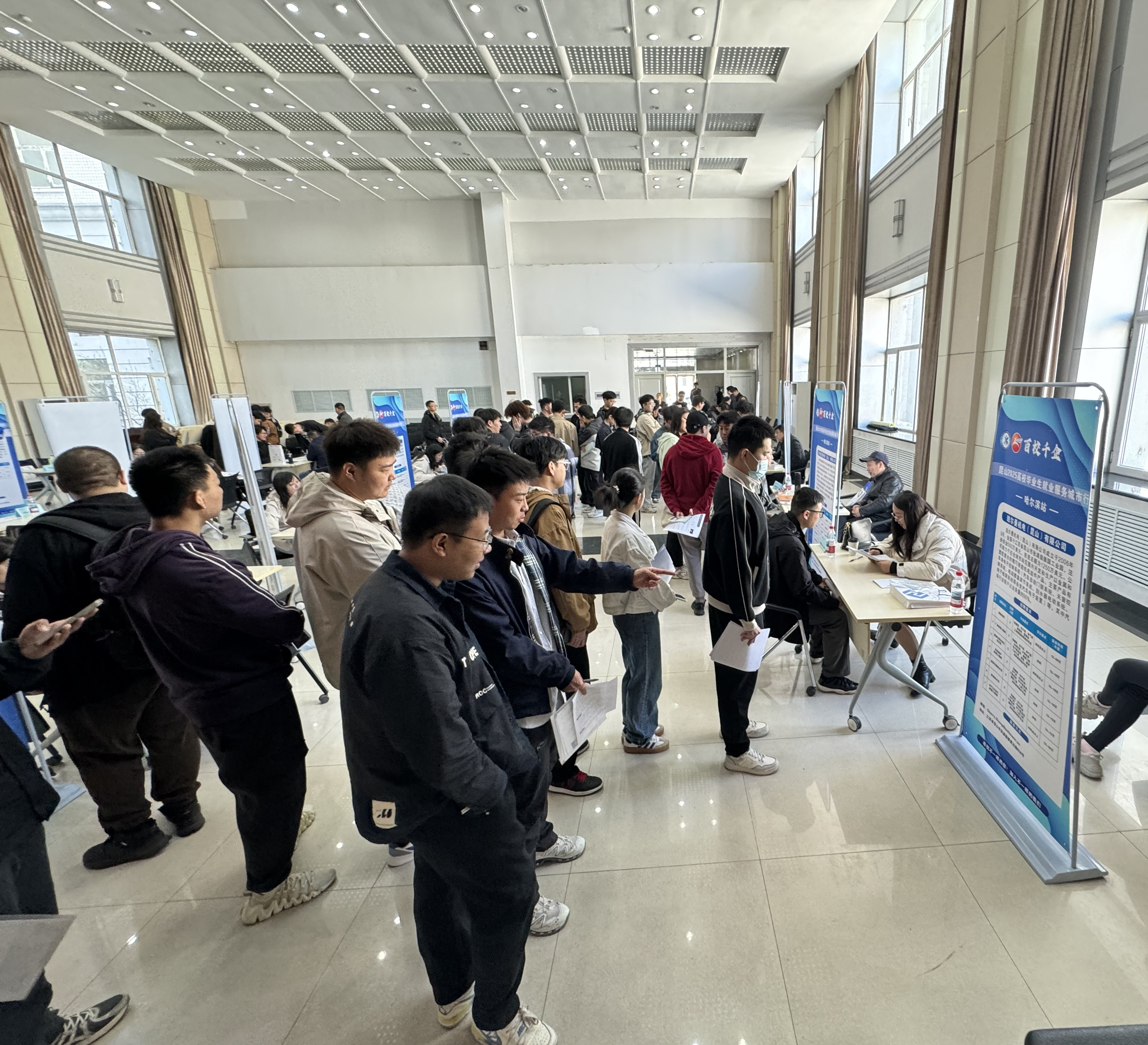 我校成功举办2025届毕业生昆山专场校园招聘会暨政校企合作洽谈会