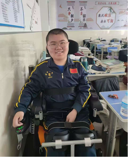 泥泞中逐光而行——经济管理学院新生刘锐哲圆梦大学