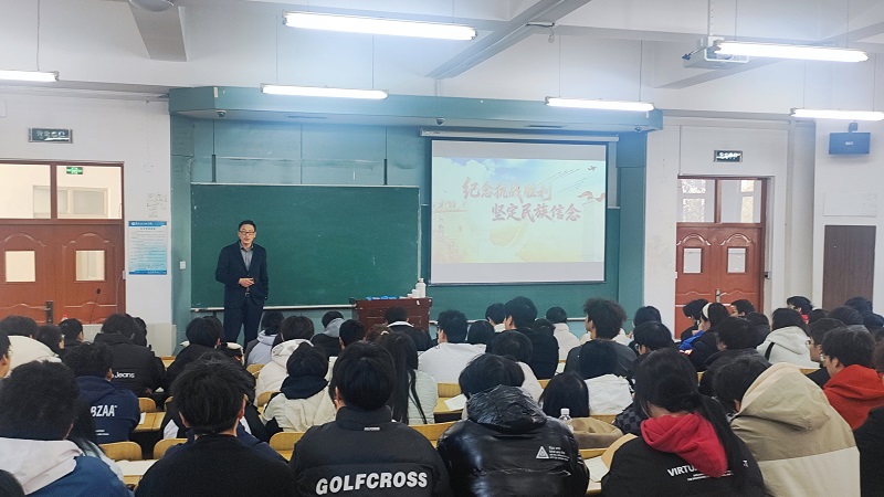 校长刘志强深入教学一线讲授《形势与政策》思政课