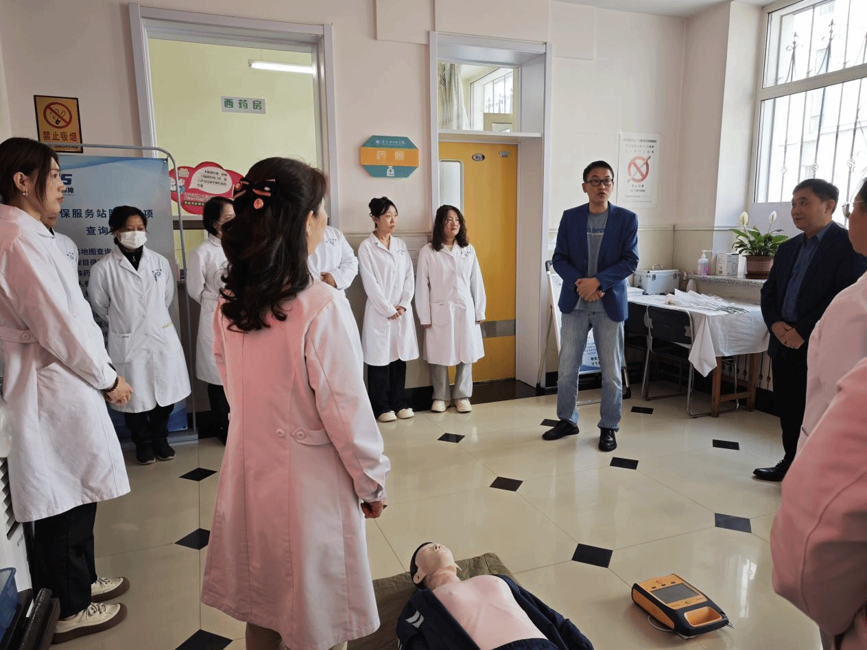 学校领导慰问校医院医护人员 共度第115个国际护士节
