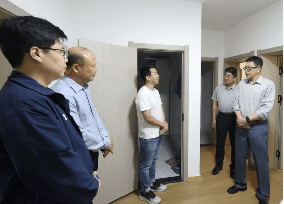 学校领导调研学校单身周转房建设保障工作