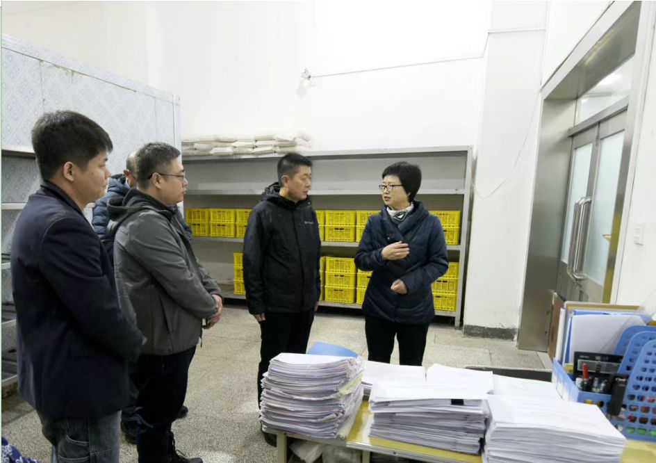 党委书记于沐琳深入学校食堂“走流程”检查校园食品安全和“校园餐”突出问题专项整治工作