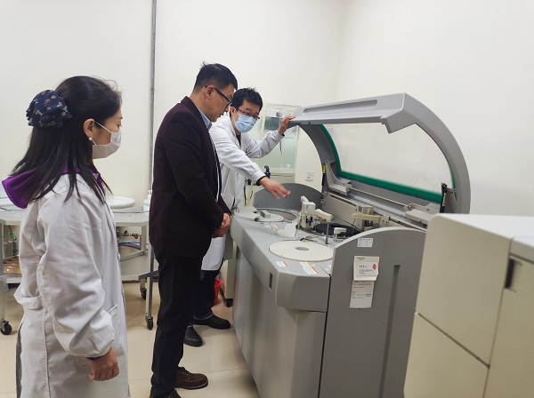 校长刘志强赴校医院慰问医护人员并开展调研活动