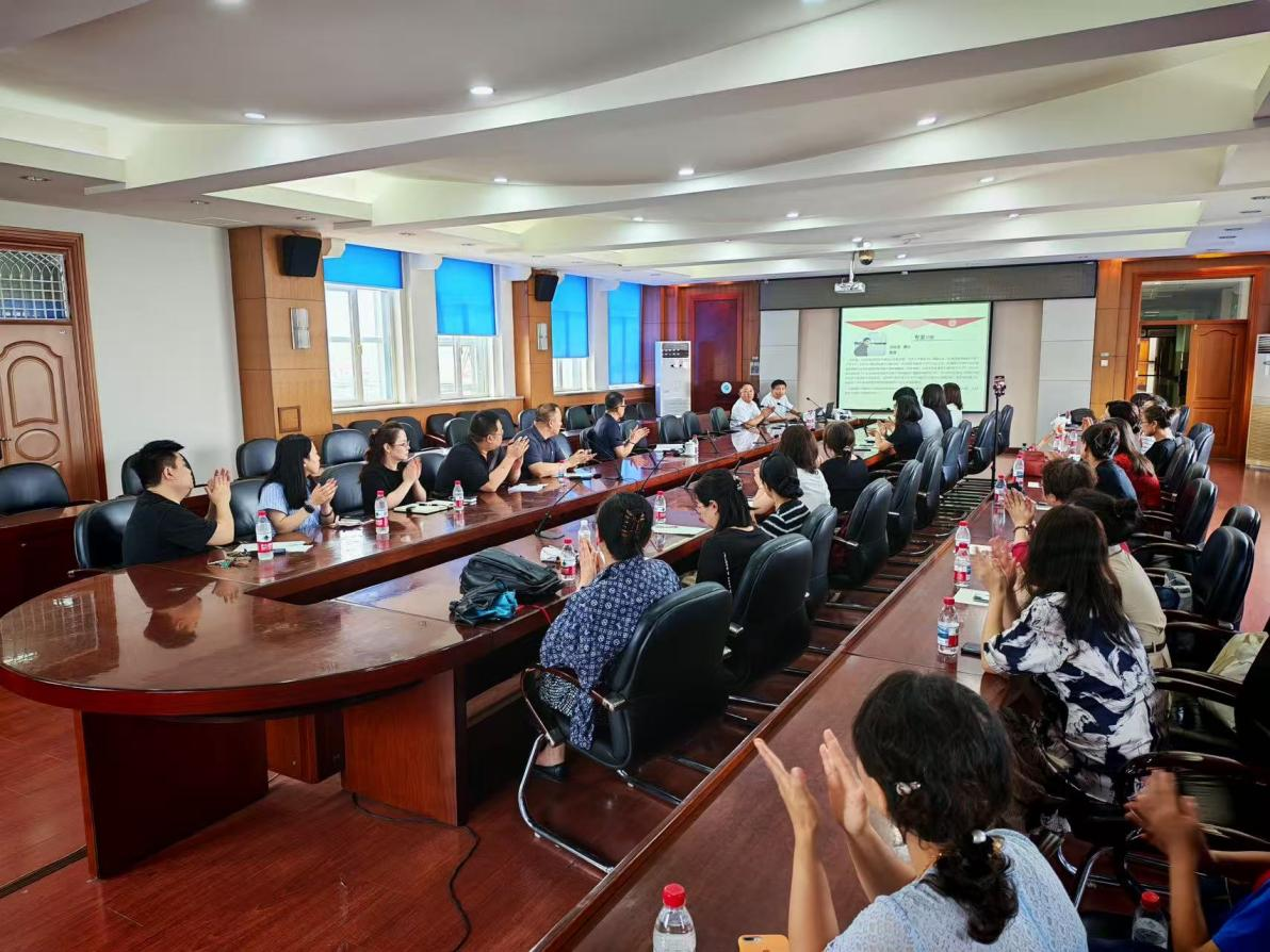 我校邀请上海外国语大学洪化清教授作学术报告