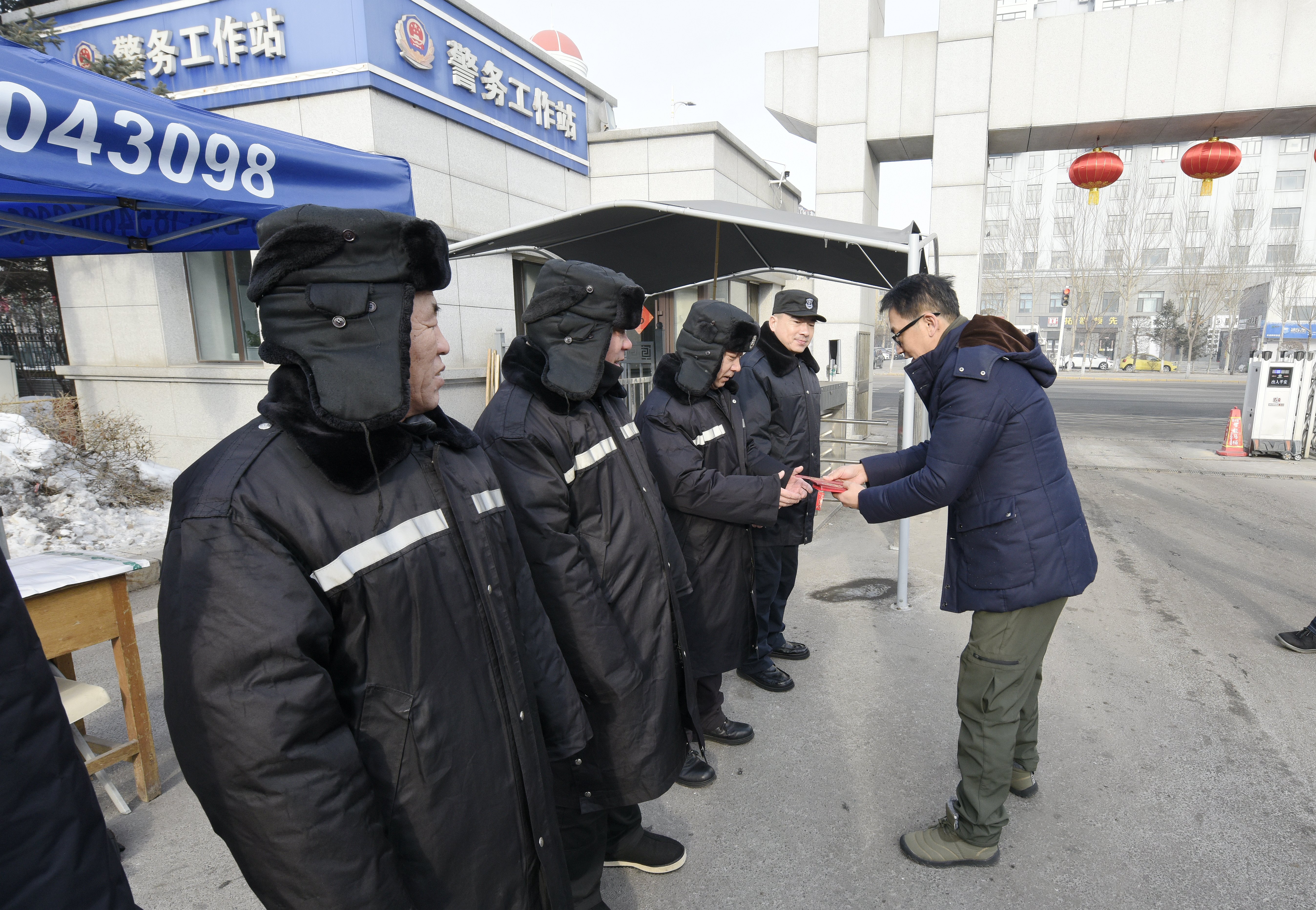 校领导走访慰问春节期间工作一线的教职员工