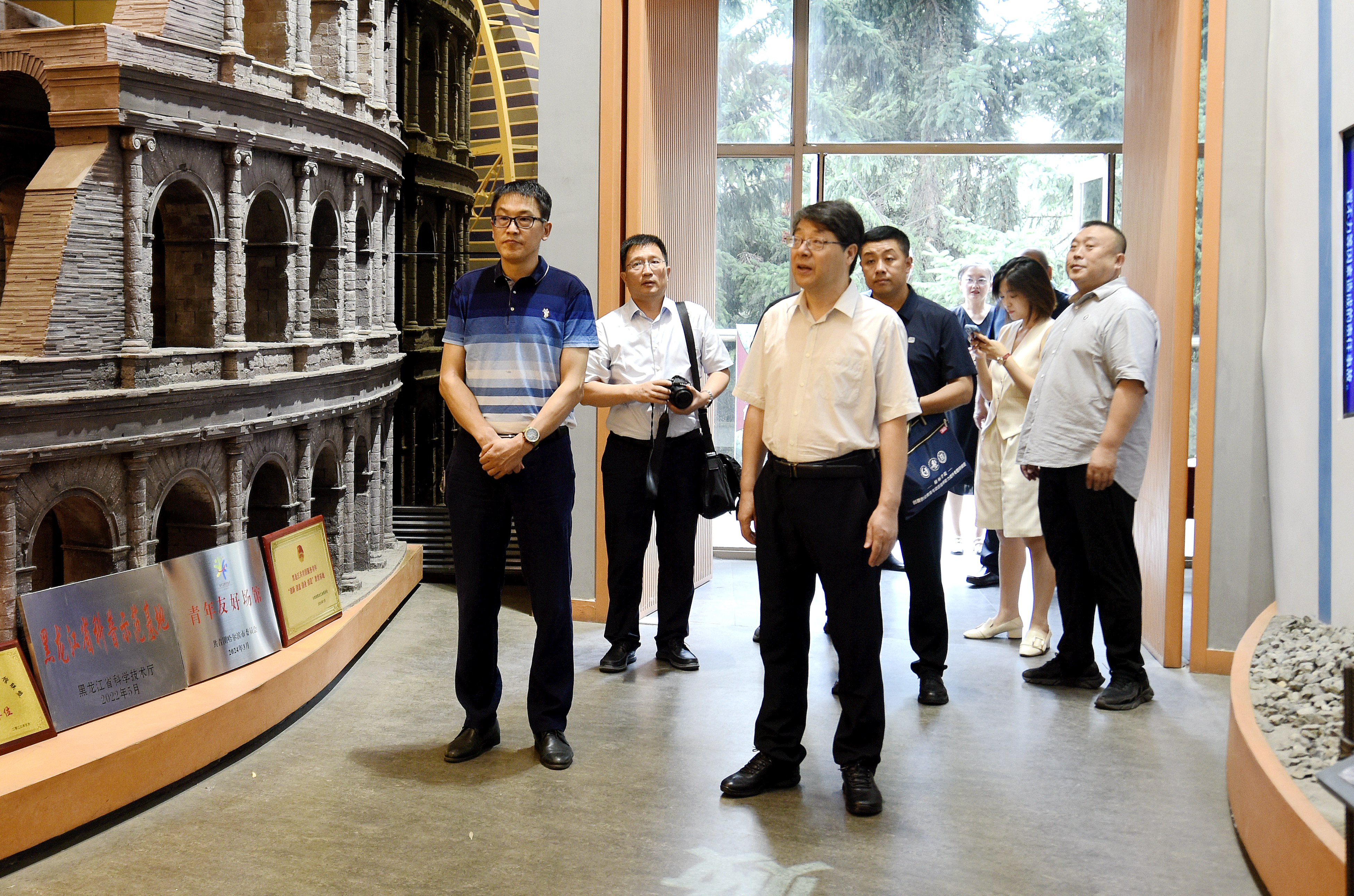 榆林学院党委书记张新柱来我校调研交流